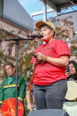 TORONONTO, ONTARIO, CANADA - 27 Eylül 2019: 'Gelecek İçin Cuma' iklim değişikliği protestosu. Küresel İklim Grevi 'nde binlerce insan pankartlarla yürüyor