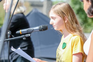 TORONONTO, ONTARIO, CANADA - 27 Eylül 2019: 'Gelecek İçin Cuma' iklim değişikliği protestosu. Küresel İklim Grevi 'nde binlerce insan pankartlarla yürüyor