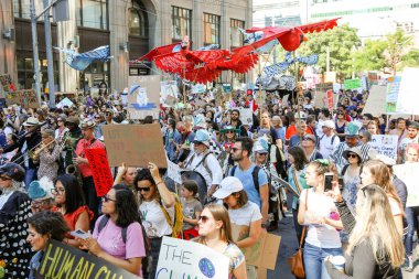 TORONONTO, ONTARIO, CANADA - 27 Eylül 2019: 'Gelecek İçin Cuma' iklim değişikliği protestosu. Küresel İklim Grevi 'nde binlerce insan pankartlarla yürüyor