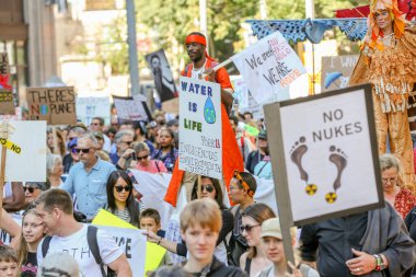 TORONONTO, ONTARIO, CANADA - 27 Eylül 2019: 'Gelecek İçin Cuma' iklim değişikliği protestosu. Küresel İklim Grevi 'nde binlerce insan pankartlarla yürüyor