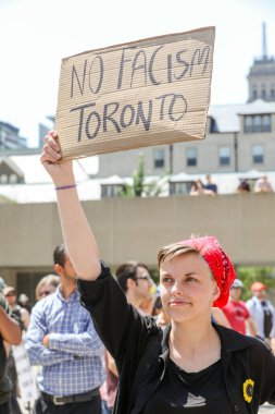 Protestocular ellerinde 