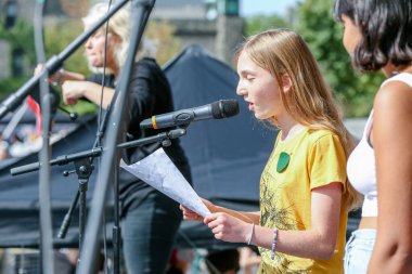 TORONONTO, ONTARIO, CANADA - 27 Eylül 2019: 'Gelecek İçin Cuma' iklim değişikliği protestosu. Küresel İklim Grevi 'nde binlerce insan pankartlarla yürüyor