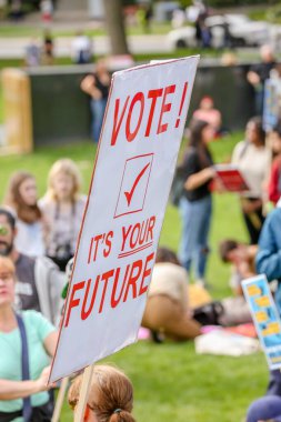 TORONONTO, ONTARIO, CANADA - 27 Eylül 2019: 'Gelecek İçin Cuma' iklim değişikliği protestosu. Küresel İklim Grevi 'nde binlerce insan pankartlarla yürüyor