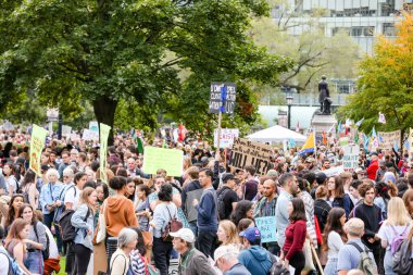 TORONONTO, ONTARIO, CANADA - 27 Eylül 2019: 'Gelecek İçin Cuma' iklim değişikliği protestosu. Küresel İklim Grevi 'nde binlerce insan pankartlarla yürüyor