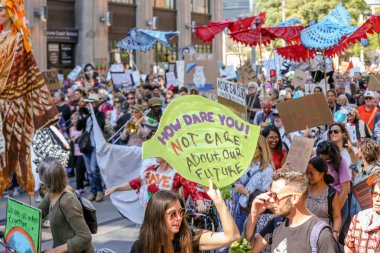 TORONONTO, ONTARIO, CANADA - 27 Eylül 2019: 'Gelecek İçin Cuma' iklim değişikliği protestosu. Küresel İklim Grevi 'nde binlerce insan pankartlarla yürüyor