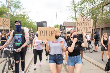 TORONONONONONTO, ONTARIO, CANADA - 6 Haziran 2020: Siyahi Yaşamlar ve George Floyd 'un ölümü ve polis adaletsizliğine karşı dayanışma içinde.
