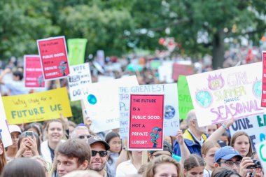 TORONONTO, ONTARIO, CANADA - 27 Eylül 2019: 'Gelecek İçin Cuma' iklim değişikliği protestosu. Küresel İklim Grevi 'nde binlerce insan pankartlarla yürüyor