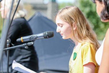 TORONONTO, ONTARIO, CANADA - 27 Eylül 2019: 'Gelecek İçin Cuma' iklim değişikliği protestosu. Küresel İklim Grevi 'nde binlerce insan pankartlarla yürüyor