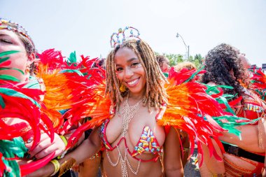 TORONONTO, ONTARIO, CANADA - 3 Ağustos 2019: Kuzey Amerika 'nın en büyük sokak festivallerinden biri olan Toronto Karayip Karnaval Büyük Geçidi katılımcıları.