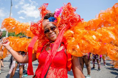 TORONONTO, ONTARIO, CANADA - 3 Ağustos 2019: Kuzey Amerika 'nın en büyük sokak festivallerinden biri olan Toronto Karayip Karnaval Büyük Geçidi katılımcıları.