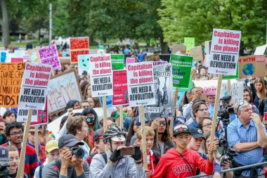 TORONONTO, ONTARIO, CANADA - 27 Eylül 2019: 'Gelecek İçin Cuma' iklim değişikliği protestosu. Küresel İklim Grevi 'nde binlerce insan pankartlarla yürüyor