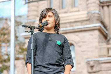 TORONONTO, ONTARIO, CANADA - 27 Eylül 2019: 'Gelecek İçin Cuma' iklim değişikliği protestosu. Küresel İklim Grevi 'nde binlerce insan pankartlarla yürüyor