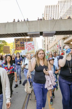TORONONTO, ONTARIO, CANADA - 27 Eylül 2019: 'Gelecek İçin Cuma' iklim değişikliği protestosu. Küresel İklim Grevi 'nde binlerce insan pankartlarla yürüyor