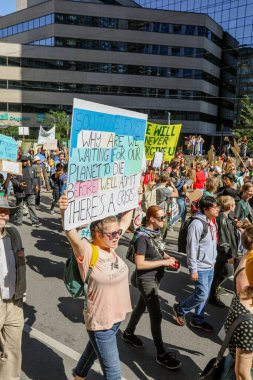 TORONONTO, ONTARIO, CANADA - 27 Eylül 2019: 'Gelecek İçin Cuma' iklim değişikliği protestosu. Küresel İklim Grevi 'nde binlerce insan pankartlarla yürüyor