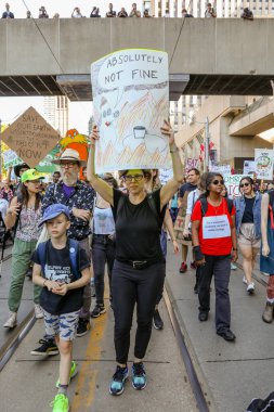 TORONONTO, ONTARIO, CANADA - 27 Eylül 2019: 'Gelecek İçin Cuma' iklim değişikliği protestosu. Küresel İklim Grevi 'nde binlerce insan pankartlarla yürüyor
