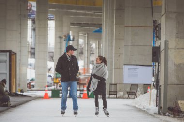 TORONTO, CANADA - 9 HAZİRAN 2018: BENTESİN KALANINDA İNSANLAR. Bentway, Bahçe Otobanı 'nın altında bir kaykay pisti..