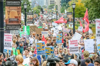 TORONONTO, ONTARIO, CANADA - 27 Eylül 2019: 'Gelecek İçin Cuma' iklim değişikliği protestosu. Küresel İklim Grevi 'nde binlerce insan pankartlarla yürüyor