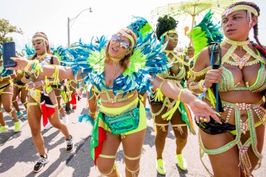 TORONONTO, ONTARIO, CANADA - 3 Ağustos 2019: Kuzey Amerika 'nın en büyük sokak festivallerinden biri olan Toronto Karayip Karnaval Büyük Geçidi katılımcıları.