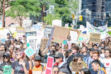 TORONONTO, ONTARIO, CANADA - 27 Eylül 2019: 'Gelecek İçin Cuma' iklim değişikliği protestosu. Küresel İklim Grevi 'nde binlerce insan pankartlarla yürüyor
