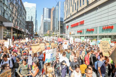 TORONONTO, ONTARIO, CANADA - 27 Eylül 2019: 'Gelecek İçin Cuma' iklim değişikliği protestosu. Küresel İklim Grevi 'nde binlerce insan pankartlarla yürüyor