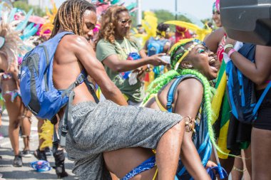 TORONONTO, ONTARIO, CANADA - 3 Ağustos 2019: Kuzey Amerika 'nın en büyük sokak festivallerinden biri olan Toronto Karayip Karnaval Büyük Geçidi katılımcıları.