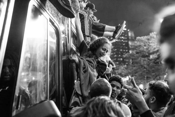 Toronto Raptors Fans Celebrate Raptors Defeated Defending Nba Champions Win — Stock Fotó