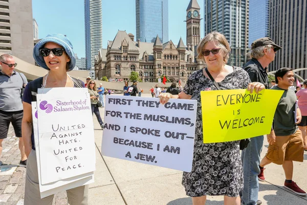 Toronto Ontario Canadá Agosto 2018 Manifestantes Con Pancartas —  Fotos de Stock