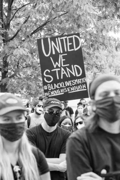 TORONONONONONTO, ONTARIO, CANADA - 6 Haziran 2020: Siyahi Yaşamlar ve George Floyd 'un ölümü ve polis adaletsizliğine karşı dayanışma içinde.