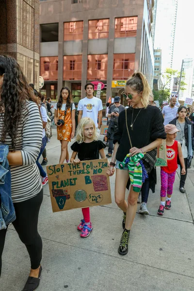 トロント オンタリオ州 カナダ 2019年9月27日 未来のための金曜日 気候変動抗議行動 何千人もの人々が地球規模の気候ストライキに署名して行進します — ストック写真