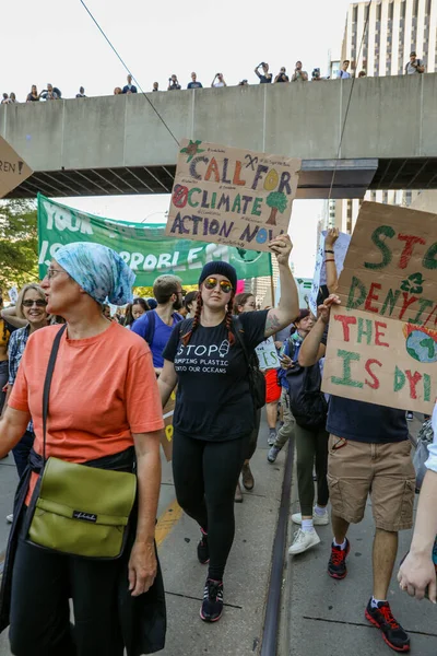 TORONONTO, ONTARIO, CANADA - 27 Eylül 2019: 'Gelecek İçin Cuma' iklim değişikliği protestosu. Küresel İklim Grevi 'nde binlerce insan pankartlarla yürüyor