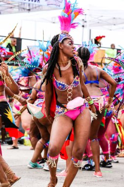 TORONONTO, ONTARIO, CANADA - 3 Ağustos 2019: Kuzey Amerika 'nın en büyük sokak festivallerinden biri olan Toronto Karayip Karnaval Büyük Geçidi katılımcıları.