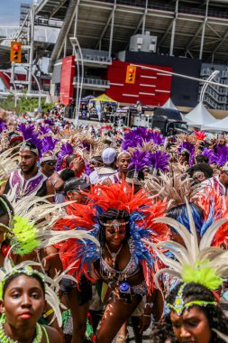 TORONONTO, ONTARIO, CANADA - 3 Ağustos 2019: Kuzey Amerika 'nın en büyük sokak festivallerinden biri olan Toronto Karayip Karnaval Büyük Geçidi katılımcıları.