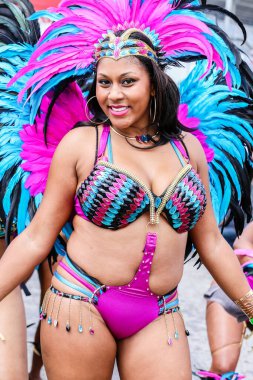 TORONONTO, ONTARIO, CANADA - 3 Ağustos 2019: Kuzey Amerika 'nın en büyük sokak festivallerinden biri olan Toronto Karayip Karnaval Büyük Geçidi katılımcıları.