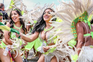 TORONONTO, ONTARIO, CANADA - 3 Ağustos 2019: Kuzey Amerika 'nın en büyük sokak festivallerinden biri olan Toronto Karayip Karnaval Büyük Geçidi katılımcıları.