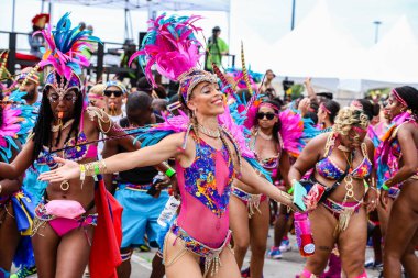 TORONONTO, ONTARIO, CANADA - 3 Ağustos 2019: Kuzey Amerika 'nın en büyük sokak festivallerinden biri olan Toronto Karayip Karnaval Büyük Geçidi katılımcıları.