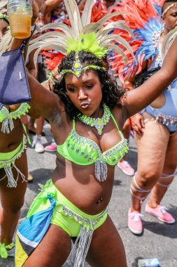 TORONONTO, ONTARIO, CANADA - 3 Ağustos 2019: Kuzey Amerika 'nın en büyük sokak festivallerinden biri olan Toronto Karayip Karnaval Büyük Geçidi katılımcıları.