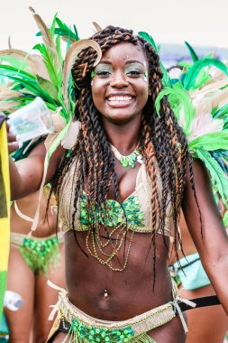 TORONONTO, ONTARIO, CANADA - 3 Ağustos 2019: Kuzey Amerika 'nın en büyük sokak festivallerinden biri olan Toronto Karayip Karnaval Büyük Geçidi katılımcıları.