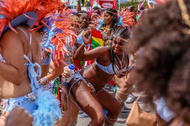 TORONONTO, ONTARIO, CANADA - 3 Ağustos 2019: Kuzey Amerika 'nın en büyük sokak festivallerinden biri olan Toronto Karayip Karnaval Büyük Geçidi katılımcıları.