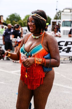 TORONONTO, ONTARIO, CANADA - 3 Ağustos 2019: Kuzey Amerika 'nın en büyük sokak festivallerinden biri olan Toronto Karayip Karnaval Büyük Geçidi katılımcıları.
