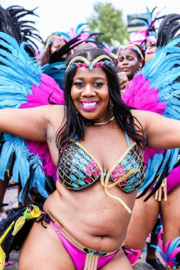 TORONONTO, ONTARIO, CANADA - 3 Ağustos 2019: Kuzey Amerika 'nın en büyük sokak festivallerinden biri olan Toronto Karayip Karnaval Büyük Geçidi katılımcıları.