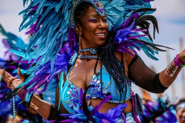 TORONONTO, ONTARIO, CANADA - 3 Ağustos 2019: Kuzey Amerika 'nın en büyük sokak festivallerinden biri olan Toronto Karayip Karnaval Büyük Geçidi katılımcıları.