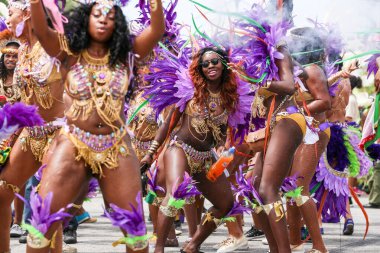 TORONONTO, ONTARIO, CANADA - 3 Ağustos 2019: Kuzey Amerika 'nın en büyük sokak festivallerinden biri olan Toronto Karayip Karnaval Büyük Geçidi katılımcıları.