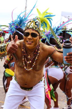 TORONONTO, ONTARIO, CANADA - 3 Ağustos 2019: Kuzey Amerika 'nın en büyük sokak festivallerinden biri olan Toronto Karayip Karnaval Büyük Geçidi katılımcıları.