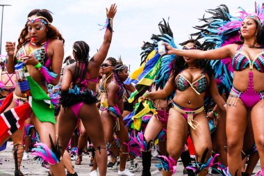 TORONONTO, ONTARIO, CANADA - 3 Ağustos 2019: Kuzey Amerika 'nın en büyük sokak festivallerinden biri olan Toronto Karayip Karnaval Büyük Geçidi katılımcıları.