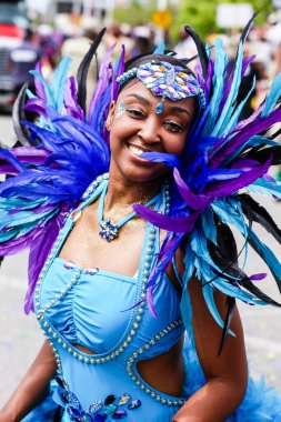 TORONONTO, ONTARIO, CANADA - 3 Ağustos 2019: Kuzey Amerika 'nın en büyük sokak festivallerinden biri olan Toronto Karayip Karnaval Büyük Geçidi katılımcıları.