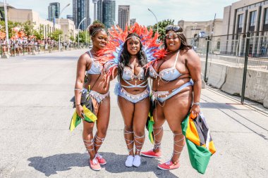 TORONONTO, ONTARIO, CANADA - 3 Ağustos 2019: Kuzey Amerika 'nın en büyük sokak festivallerinden biri olan Toronto Karayip Karnaval Büyük Geçidi katılımcıları.