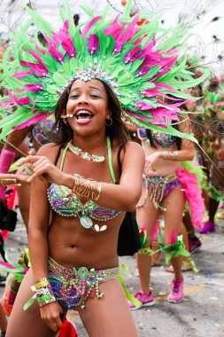 TORONONTO, ONTARIO, CANADA - 3 Ağustos 2019: Kuzey Amerika 'nın en büyük sokak festivallerinden biri olan Toronto Karayip Karnaval Büyük Geçidi katılımcıları.