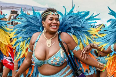 TORONONTO, ONTARIO, CANADA - 3 Ağustos 2019: Kuzey Amerika 'nın en büyük sokak festivallerinden biri olan Toronto Karayip Karnaval Büyük Geçidi katılımcıları.