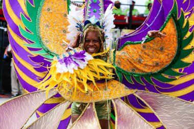 TORONONTO, ONTARIO, CANADA - 3 Ağustos 2019: Kuzey Amerika 'nın en büyük sokak festivallerinden biri olan Toronto Karayip Karnaval Büyük Geçidi katılımcıları.