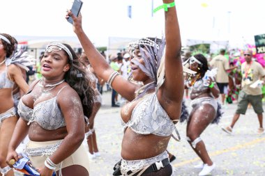TORONONTO, ONTARIO, CANADA - 3 Ağustos 2019: Kuzey Amerika 'nın en büyük sokak festivallerinden biri olan Toronto Karayip Karnaval Büyük Geçidi katılımcıları.